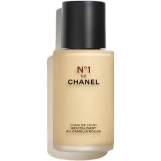 كريم أساس من Chanel بزيت الكاميليا الأحمر ومظهر مشرق