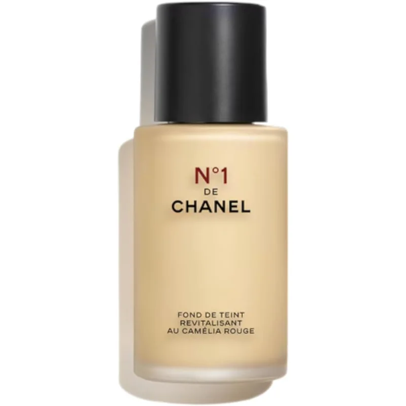 كريم أساس من Chanel بزيت الكاميليا الأحمر ومظهر مشرق