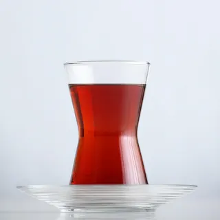 كوب شاي وقهوة ديرين زجاجي مع طبق من LAV