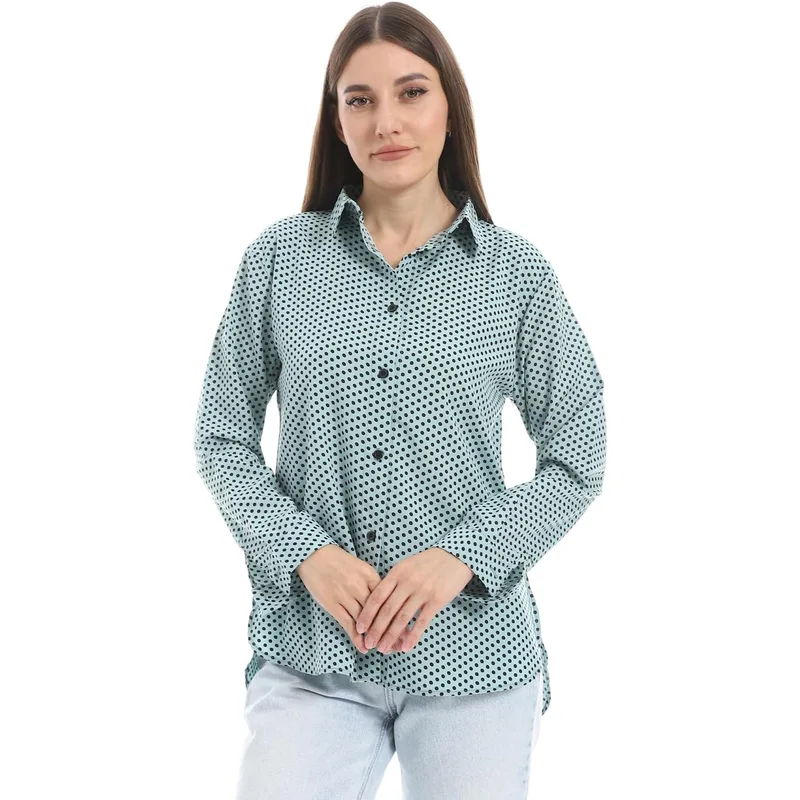 بلوزة نسائية بأزرار ونمط منقط من اندورا