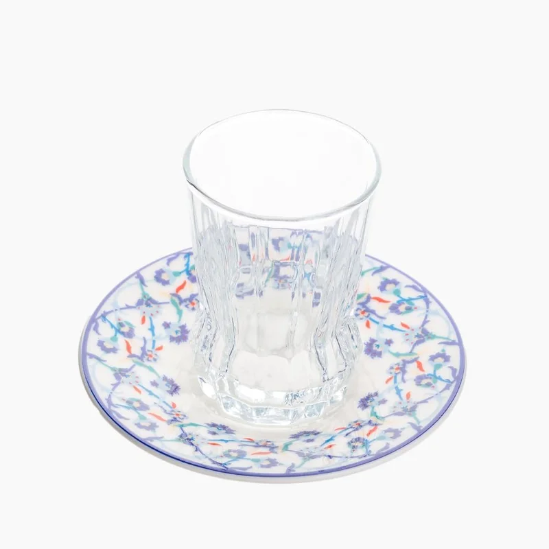 طقم فناجين قهوة زجاجية مع صحون بورسلين من Rosa by Zinnia